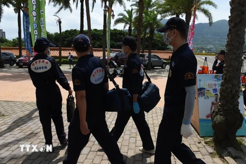 Cảnh sát Đài Loan điều tra tại công viên ở Tân Bắc ngày 28/6. (Nguồn: AFP/TTXVN)