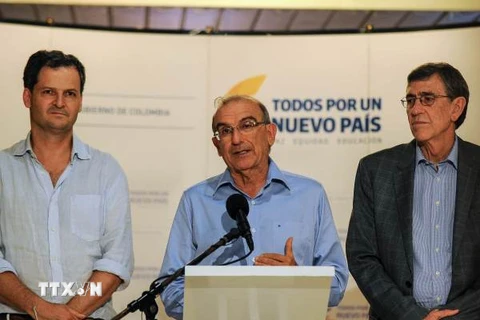 Trưởng đoàn đàm phán Colombia Humberto de la Calle (giữa) trong cuộc họp báo sau khi kết thúc vòng đàm phán hòa bình thứ 37 giữa Chính phủ với đại diện FARC, tại La Habana, Cuba ngày 4/6. (Nguồn: AFP/TTXVN)