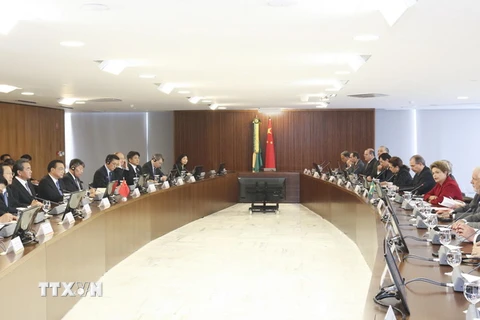 Tổng thống Brazil Dilma Rousseff (thứ tư, phải) có cuộc hội đàm với Thủ tướng Trung Quốc Lý Khắc Cường (thứ tư, trái) đang trong chuyến thăm Brazil 3 ngày. (Nguồn: THX/TTXVN)