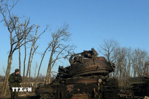 Một xe tăng bị phá hủy trong cuộc giao tranh giữa quân đội Ukraine và lực lượng ly khai tại thị trấn Debaltseve thuộc Donetsk, Ukraine ngày 20/2. (Nguồn: AFP/TTXVN)