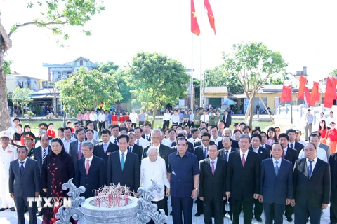 Thủ tướng Nguyễn Tấn Dũng, Phu nhân cố Tổng Bí thư Nguyễn Văn Linh và các vị lãnh đạo, nguyên lãnh đạo Đảng, Nhà nước cùng các đại biểu dâng hương. (Ảnh: Thống Nhất/TTXVN)