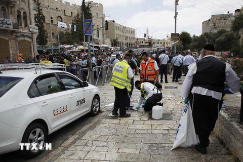 Lực lượng phản ứng nhanh Israel làm nhiệm vụ tại hiện trường vụ một cảnh sát biên phòng Israel bị đâm trọng thương gần khu vực Cổng Damascus, thành phố cổ Jerusalem. (Nguồn: THX/TTXVN)