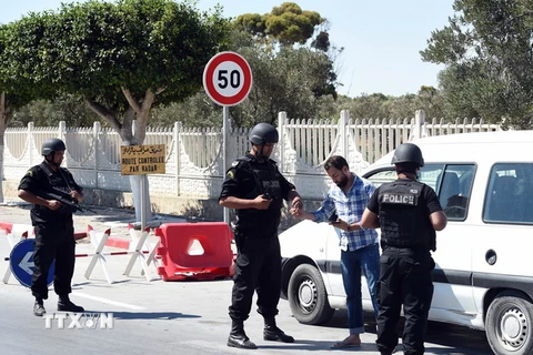 Lực lượng an ninh Tunisia làm nhiệm vụ tại khu vực xảy ra vụ tấn công khủng bố ngày 27/6. (Nguồn: AFP/TTXVN)