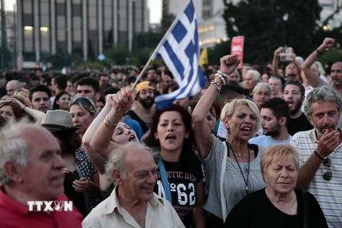 Người dân Hy Lạp tham gia tuần hành trước tòa nhà Quốc hội ở Athens ngày 29/6. (Nguồn: AFP/TTXVN)
