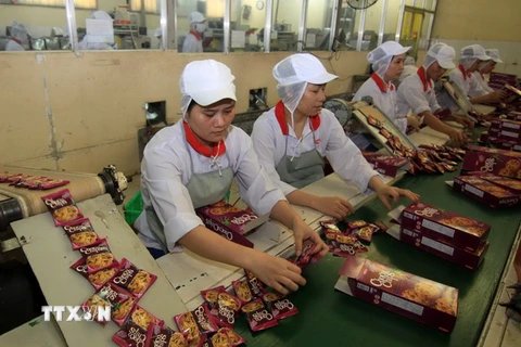 Dây chuyền sản xuất bánh quy tại nhà máy của Công ty Cổ phần Bánh kẹo Biên Hòa. (Ảnh: Vũ Sinh/TTXVN)