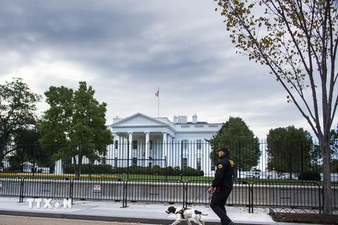 Cảnh sát thuộc Cơ quan mật vụ Mỹ tuần tra bên ngoài Nhà Trắng ngày 23/10. (Nguồn: AFP/TTXVN)