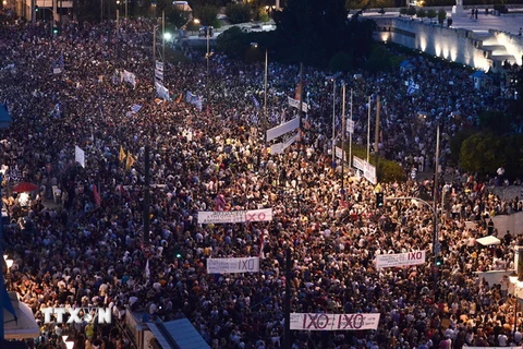 Người dân Hy Lạp tham gia tuần hành tại Athens ngày 29/6. (Nguồn: AFP/TTXVN)