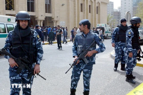 Lực lượng an ninh Kuwait gác ngoài nhà thờ Al-Imam al-Sadeq sau vụ đánh bom. (Nguồn: AFP/TTXVN)