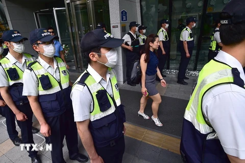 Cảnh sát Hàn Quốc trong chiến dịch ngăn chặn MERS lây lan ở thủ đô Seoul ngày 23/6. (Nguồn: AFP/TTXVN)