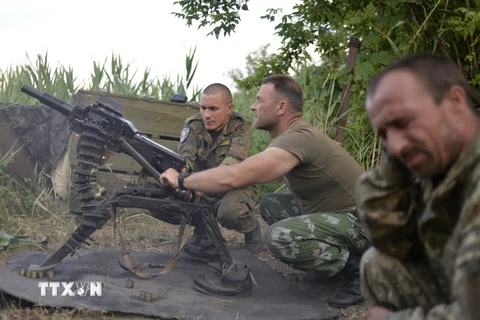Binh sỹ Ukraine sử dụng súng phóng lựu tự động trong cuộc xung đột với lực lượng ly khai miền đông ở gần Avdeevka, vùng Donetsk ngày 18/6. (Nguồn: AFP/TTXVN)