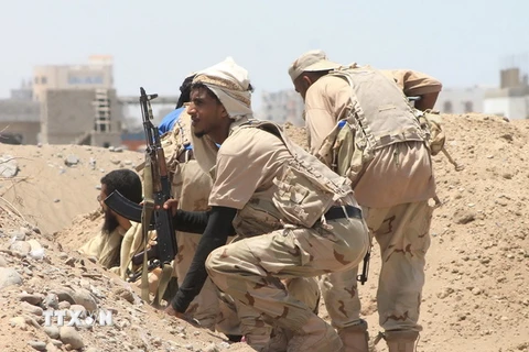 Lực lượng trung thành với Tổng thống Abedrabbo Mansour Hadi gác tại khu vực ngoại ô Aden của Yemen. (Nguồn: AFP/TTXVN)