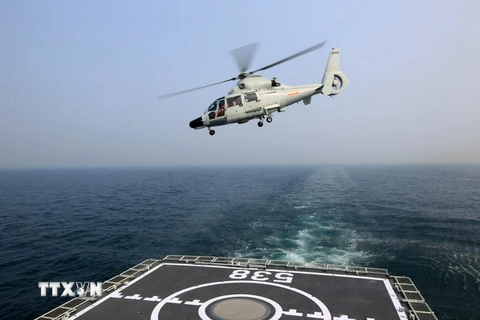 Máy bay trực thăng cất cánh từ tàu sân bay của hải quân Trung Quốc tham gia cuộc diễn tập tại Thanh Đảo. (Nguồn: THX/TTXVN)