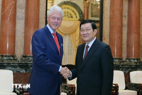 Chủ tịch nước Trương Tấn Sang tiếp Cựu Tổng thống Hoa Kỳ Bill Clinton, đang ở thăm và làm việc tại Việt Nam. (Ảnh: Nguyễn Khang/TTXVN)