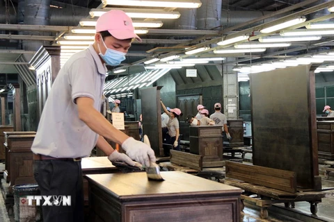 Dây chuyền sản xuất sản phẩm gỗ của Công ty TNHH Công nghiệp gỗ Kaiser Việt Nam tại Khu công nghiệp Mỹ Phước 1, thị xã Bến Cát. (Ảnh: Quách Lắm/TTXVN)
