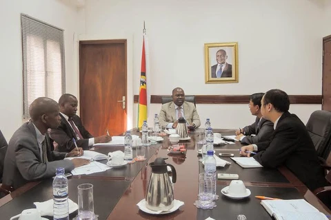 Đại sứ Nguyễn Văn Trung gặp và làm việc với Bộ trưởng Bộ Nội vụ Mozambique. (Ảnh: Đại sứ quán Việt Nam tại Mozambique)