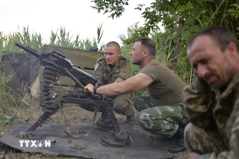Binh sỹ Ukraine sử dụng súng phóng lựu tự động trong cuộc xung đột với lực lượng li khai miền đông ở gần Avdeevka, vùng Donetsk ngày 18/6. (Nguồn: AFP/TTXVN)