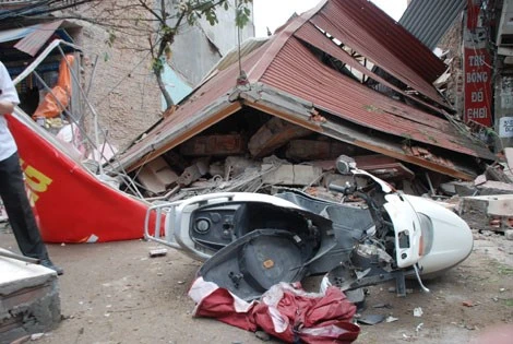 Bắc Giang: Sập nhà 3 tầng, một người mắc kẹt trong đống đổ nát