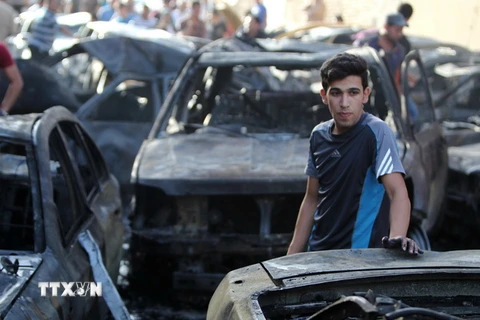 Hiện trường một vụ đánh bom xe tại Iraq. (Nguồn: AFP/TTXVN)