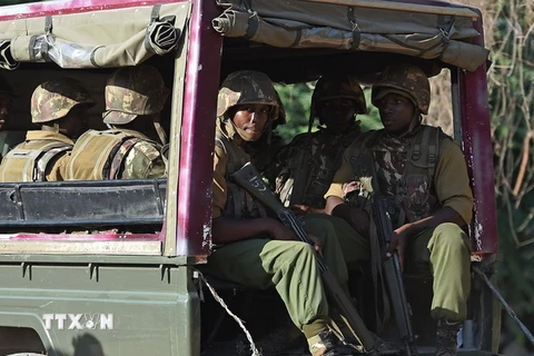 Binh sỹ Kenya được triển khai truy lùng phiến quân Shebab, một ngày sau vụ tấn công ở Garissa, ngày 3/4. (Nguồn: AFP/TTXVN)