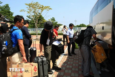Nhân viên Hàn Quốc tại khu nghỉ dưỡng núi Kumgang về tới Goseong, cách thủ đô Seoul 170km. (Nguồn: AFP/TTXVN)
