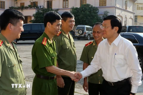 Chủ tịch nước Trương Tấn Sang thăm cán bộ, chiến sỹ Công an tỉnh Bắc Kạn. (Ảnh: Nguyễn Khang/TTXVN)