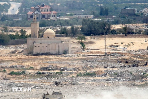 Xe quân sự Ai Cập tuần tra tại khu vực cửa khẩu Rafah, phía Nam Dải Gaza ngày 2/7. (Nguồn: AFP/TTXVN)