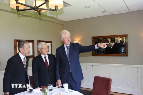 Tổng Bí thư Nguyễn Phú Trọng thăm gia đình Cựu Tổng thống Hoa Kỳ Bill Clinton ở ngoại ô thành phố New York, Hoa Kỳ. (Ảnh: Trí Dũng/TTXVN)