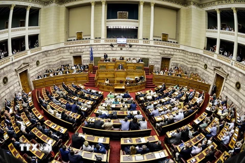Thủ tướng Hy Lạp Alexis Tsipras (giữa) phát biểu tại cuộc họp Quốc hội. (Nguồn: AFP/TTXVN)