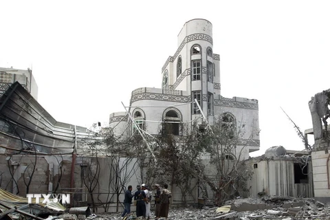 Nhà cửa bị phá hủy sau đợt không kích ở thủ đô Sanaa ngày 6/7. (Nguồn: AFP/TTXVN)