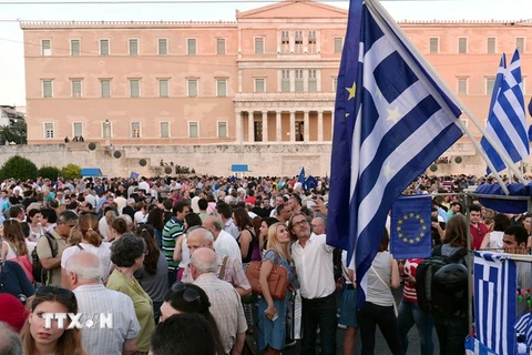 Người dân Hy Lạp tuần hành ủng hộ kế hoạch cải cách tại thủ đô Athens ngày 9/7. (Nguồn: AFP/TTXVN)