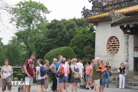 Khách du lịch nước ngoài đến tham quan Đại Nội, trong quần thể di tích Cố đô Huế. (Ảnh: Quốc Việt/TTXVN)