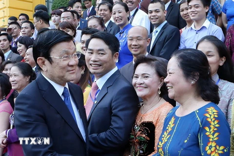 Chủ tịch nước Trương Tấn Sang với đại biểu doanh nhân, doanh nghiệp tiêu biểu. (Ảnh: Nguyễn Khang/TTXVN)