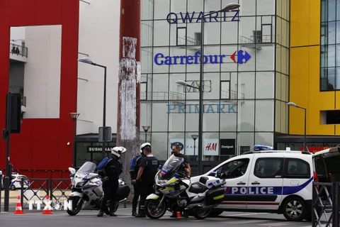 Cảnh sát Pháp phong tỏa khu vực xung quanh khu mua sắm Qwartz sau một vụ bắt cóc con tin. (Nguồn: AFP/TTXVN)