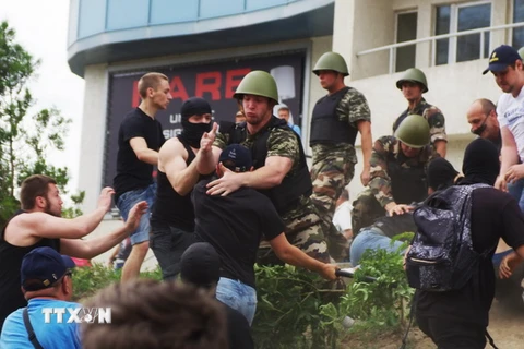 Những người biểu tình quá khích tấn công Tổng lãnh sự quán Nga ở thành phố Odessa ngày 16/6. (Nguồn: AFP/TTXVN)