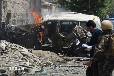 Lực lượng an ninh Afghanistan làm nhiệm vụ tại hiện trường một vụ đánh bom. (Nguồn: AFP/TTXVN)