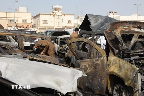 Lực lượng an ninh Saudi Arabia điều tra tại hiện trường vụ đánh bom bên ngoài nhà thờ Hồi giáo. (Nguồn: AFP/TTXVN)