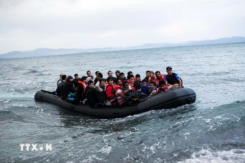 Người di cư Afghanistan tới ngoài khơi đảo Kos, Hy Lạp khi vượt qua vùng biển Aegean giữa Thổ Nhĩ Kỳ và Hy Lạp ngày 27/5. (Nguồn: AFP/TTXVN)