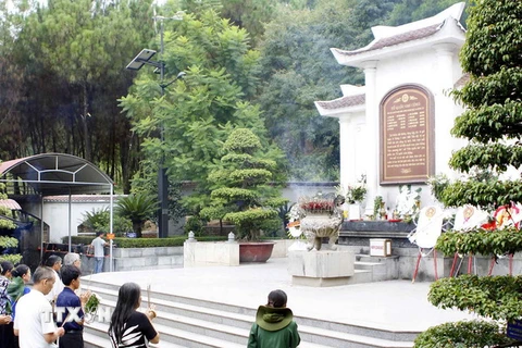 Khu mộ 10 cô gái thanh niên xung phong tại Ngã ba Đồng Lộc. (Ảnh: Thanh Tùng/TTXVN)
