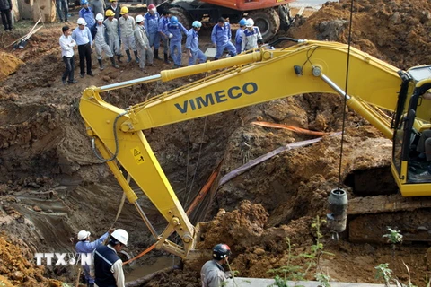 Khắc phục sự cố vỡ đường ống dẫn nước sạch sông Đà về Hà Nội tháng 1/2015. (Ảnh: Tuấn Anh/TTXVN)