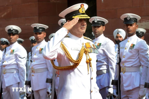 Tham mưu trưởng Hải quân Ấn Độ Robin K. Dhowan (giữa). (Nguồn: AFP/TTXVN)