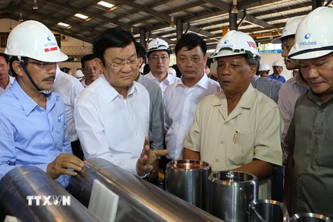 Chủ tịch nước Trương Tấn Sang thăm Công ty Vietubes là nhà máy chuyên gia công các loại đường ống dẫn cho ngành dầu khí trong khu công nghiệp Đông Xuyên. (Ảnh: Nguyễn Khang/TTXVN)
