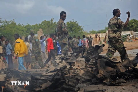 Binh sỹ Somalia phong tỏa hiện trường vụ đánh bom. (Nguồn: AFP/TTXVN)
