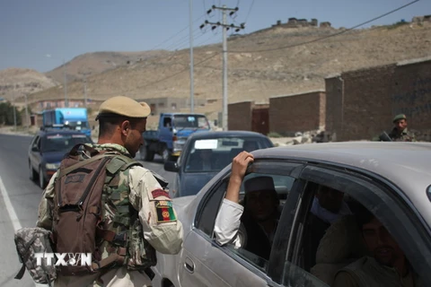 Binh sỹ Afghanistan kiểm tra các phương tiện tại một trạm kiểm soát ở Kabul ngày 26/7. (Nguồn: THX/TTXVN)
