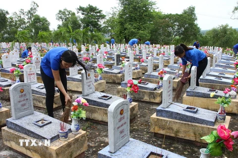 Lực lượng đoàn viên thanh niên tỉnh Quảng Trị tham gia làm vệ sinh tại Nghĩa trang Liệt sỹ Quốc gia Đường 9. (Ảnh: Hồ Cầu/TTXVN)
