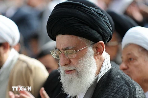 Lãnh tụ tinh thần tối cao Iran Ayatollah Ali Khamenei cầu nguyện tại lễ Eid al-Fitr, đánh dấu kết thúc tháng lễ ăn chay Ramadan tại Tehran ngày 18/7. (Nguồn: AFP/TTXVN)