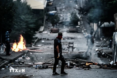 Hiện trường sau vụ xung đột giữa cảnh sát chống bạo động và người biểu tình ở quận Gazi, Istanbul, Thổ Nhĩ Kỳ ngày 26/7. (Nguồn: AFP/TTXVN)