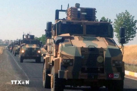Xe quân sự Thổ Nhĩ Kỳ gác gần Kilis, khu vực giáp giới với Syria ngày 23/7. (Nguồn: THX/TTXVN)