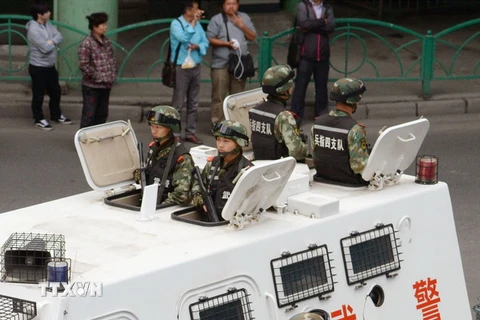 Cảnh sát Trung Quốc tuần tra tại Urumqi, thủ phủ Khu tự trị Tân Cương ngày 23/5. (Nguồn: Kyodo/TTXVN)