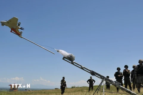 Binh sỹ Nga phóng thiết bị không người lái "Eleron 3" trong cuộc tập trận. (Nguồn: AFP/TTXVN)