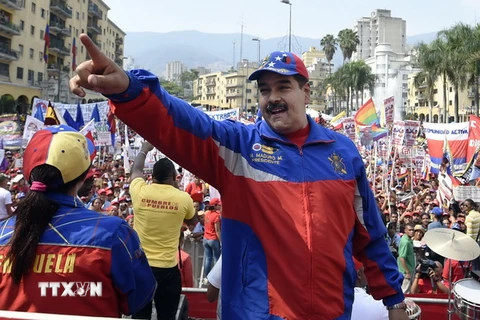 Tổng thống Venezuela Nicolas Maduro (phải) tại lễ míttinh nhân Ngày Quốc tế lao động của người dân ở thủ đô Caracas ngày 1/5. (Nguồn: AFP/TTXVN)